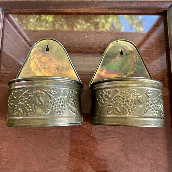 Pair of Vintage Hosley Brass Wall Planters – Embossed Grapevine Design - Picture 11 of 14